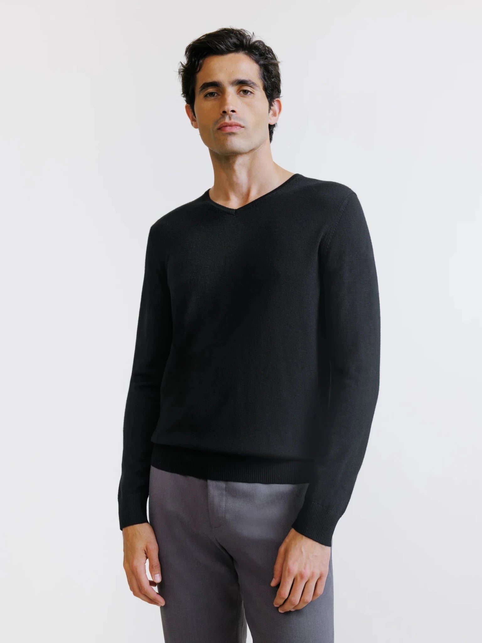 Pull col V en laine mérinos noir - IZAC