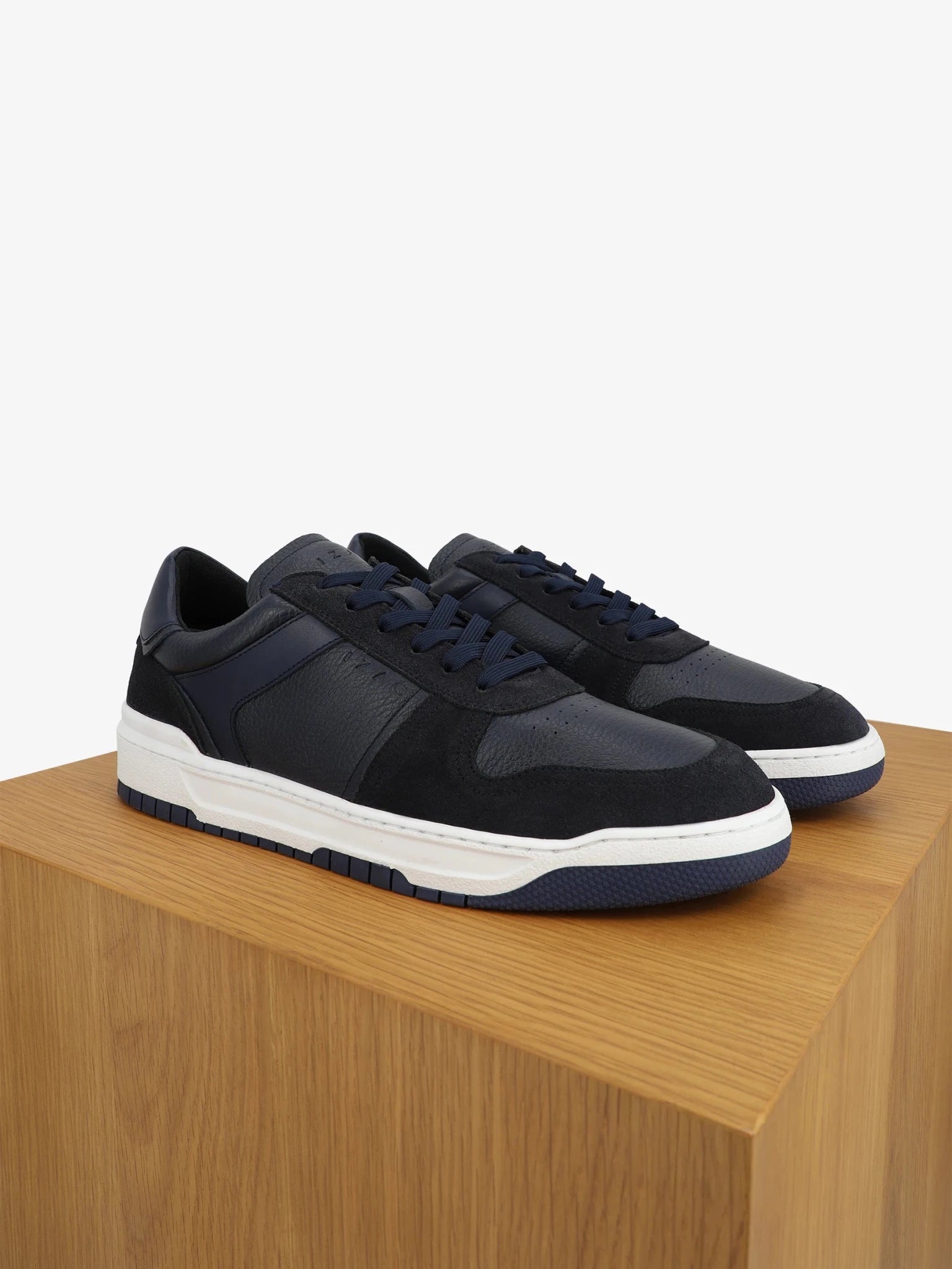 Baskets en cuir marine - IZAC