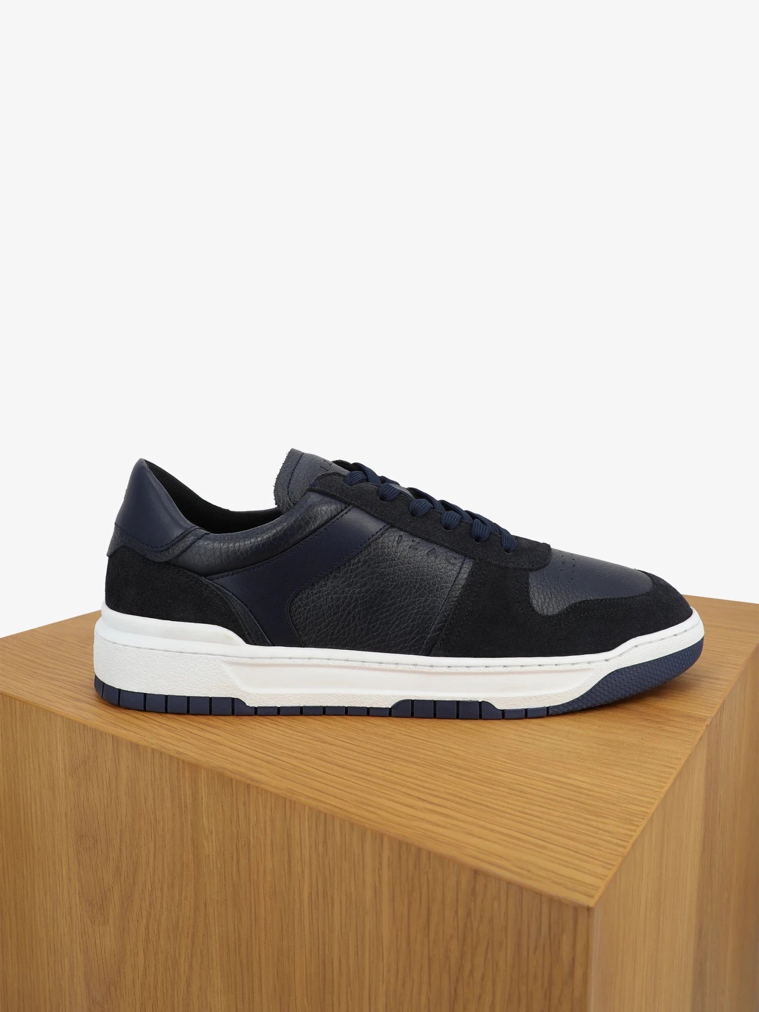 Baskets en cuir marine - IZAC