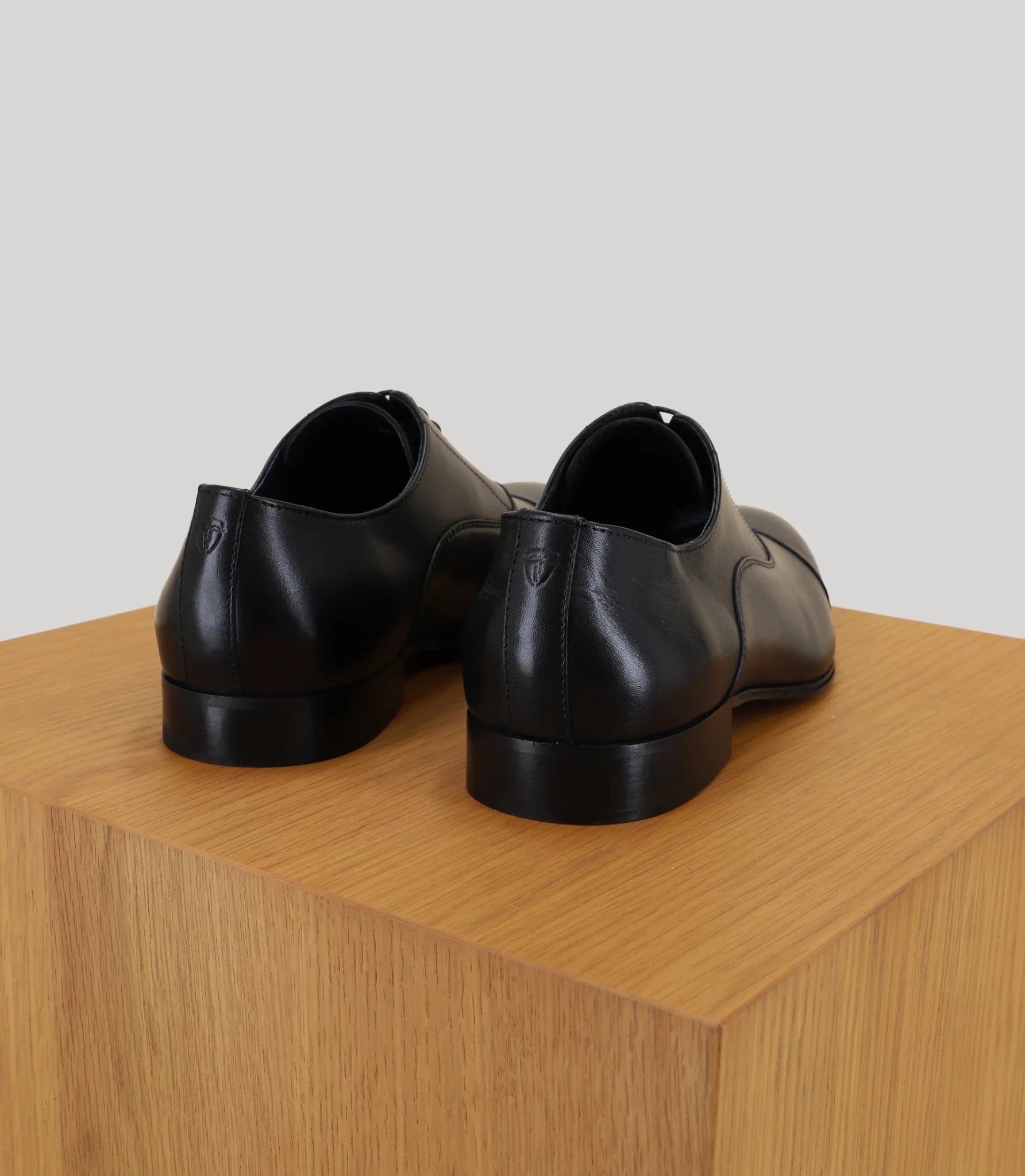 Richelieu en cuir noir - IZAC
