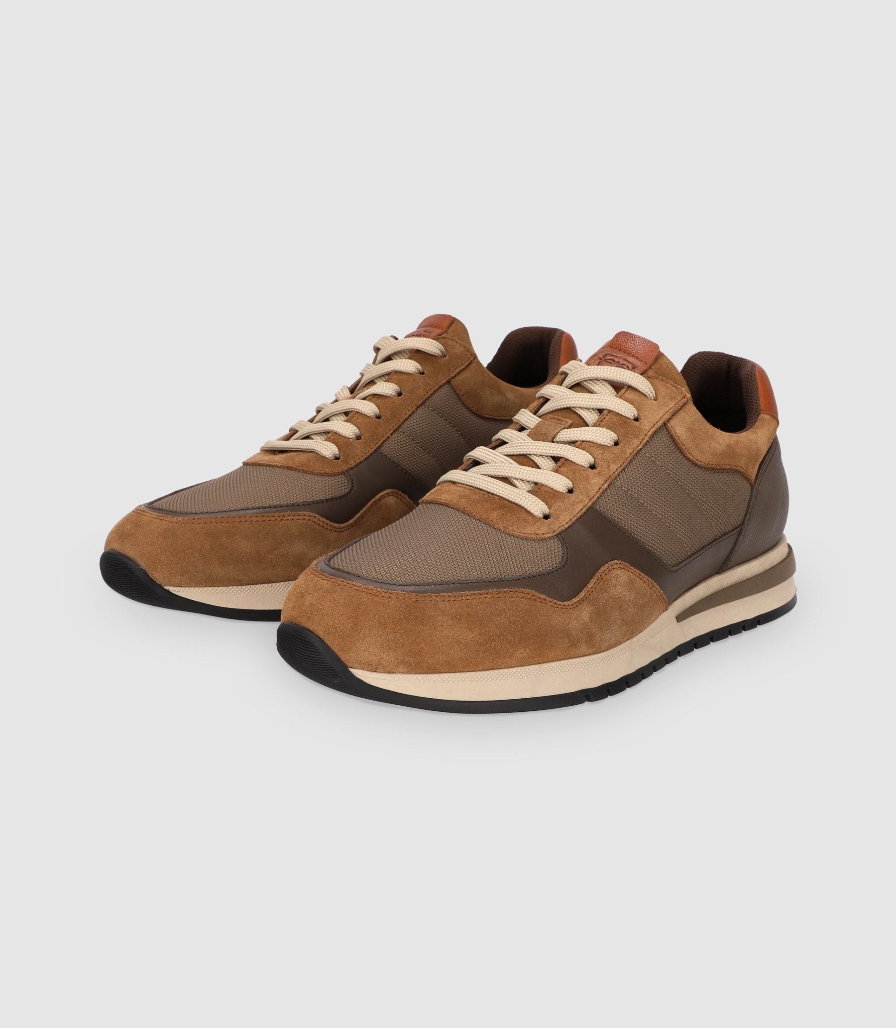 Chaussures sneakers en cuir beige - IZAC