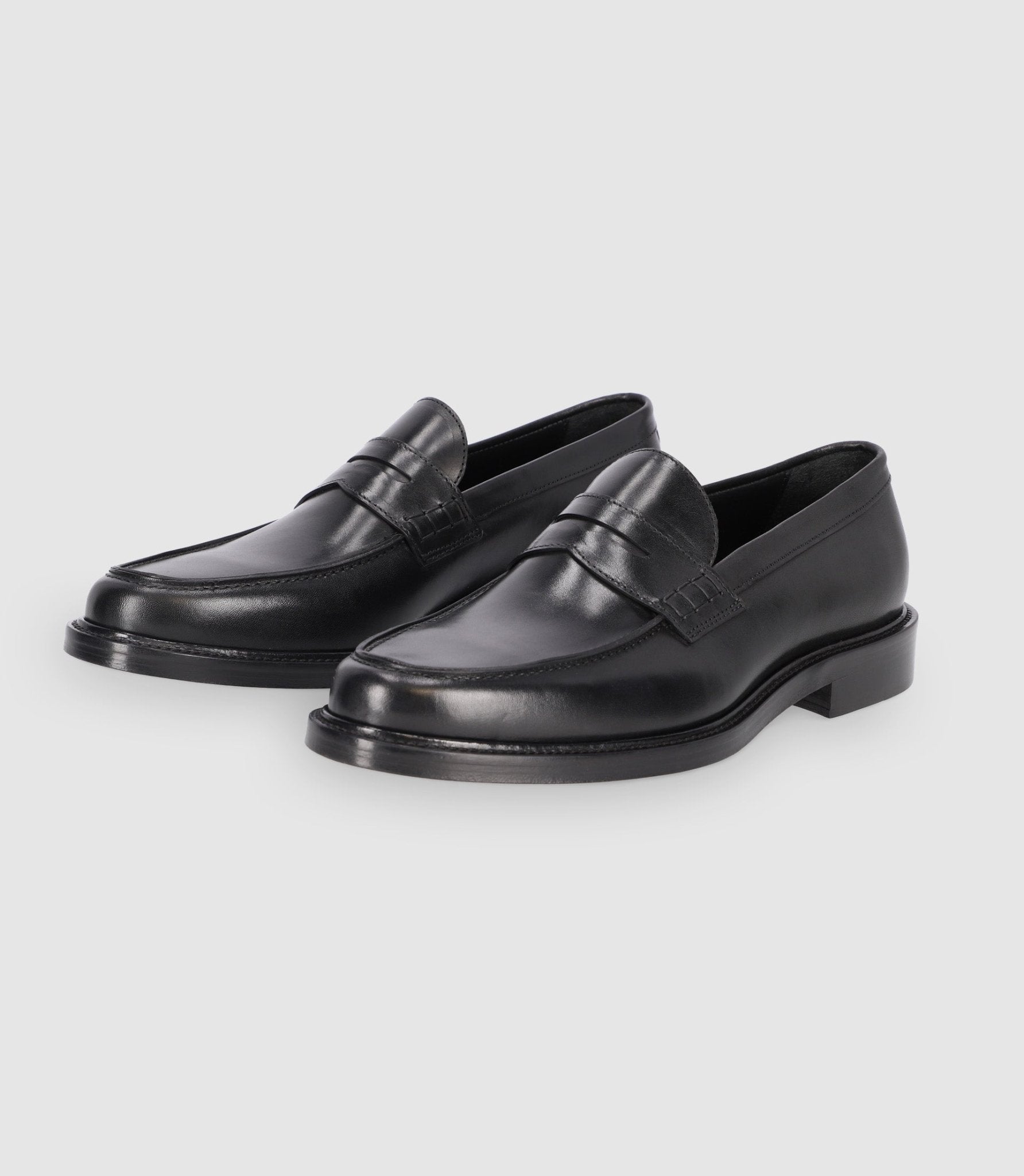 Chaussures mocassins en cuir lisse noires - IZAC