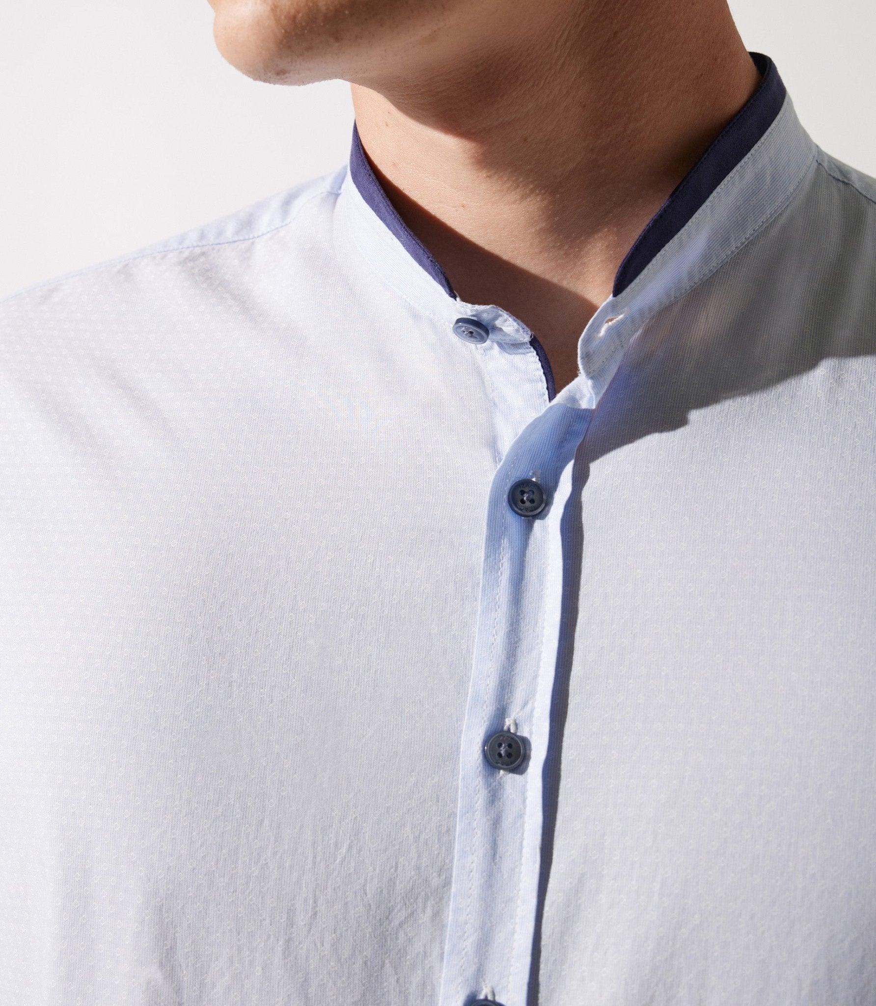 Chemise col mao à coudières bleu ciel et marine JOYBT - IZAC