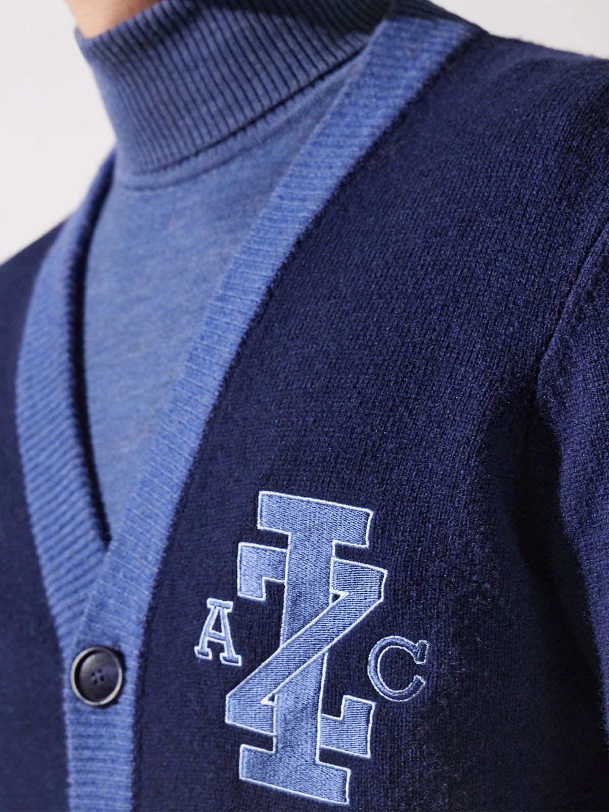 Gilet boutonné brodé bleu - IZAC
